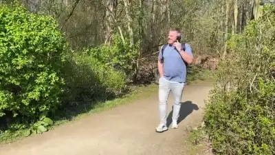 Lukas Kwasniok zeigt sich vor Job-Gipfel in bester Stimmung am Geißbockheim