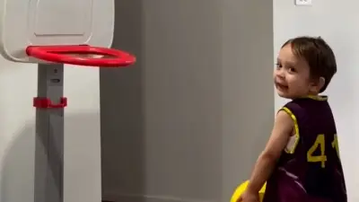 Mama, nicht stören! Mini-Basketballer wird mit frechem Spruch zum Netzstar