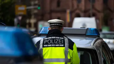 Mannheim: Betrunkener mit 2,4 Promille rammt fünf Autos und zwei Pfosten