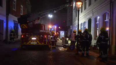 Nächtlicher Feuerwehreinsatz in Perleberg: Brennende Matratze löst Rettungsaktion aus