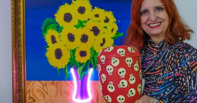 Neon-Künstlerin Chris Bleicher: Bunte Urnen und Särge aus Münchner Keller verwandeln Tod in Kunst