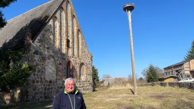 Neues Storchennest in Hinrichshagen: Dorfgemeinschaft hofft auf Rückkehr der Adebare