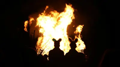Osterfeuer in der Region: Tradition, Bratwurst und Eierjagd zum Frühlingsbeginn