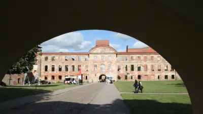 Ostermarkt in Dargun: Eiersuche am Schloss statt traditionellem Osterhasen-Alarm