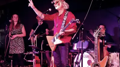 Pingo Schlüter feiert CD-Premiere „Alles schick“ mit Strafsache Doktor Schlüter im Digital Garden