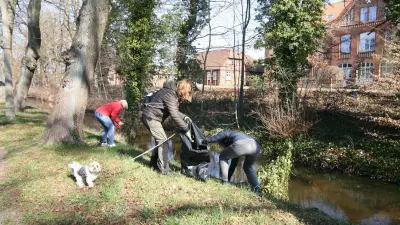 Politiker sammeln Müll am Ludwigsluster Kanal: Aktion zum Weltwassertag