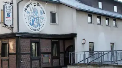 Polizei-Großeinsatz wegen Liebespaar im Abrisshaus: Turteln im alten Gasthof