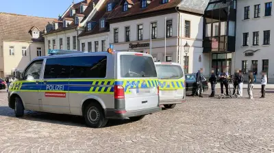 Polizei mit Großaufgebot nach Schlägerei auf Köthener Marktplatz: Jugendlicher wirft Radkreuz