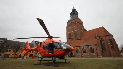 Rettungshubschrauber landet mitten in Malchin: Pilot erklärt Auswahl des Landeplatzes