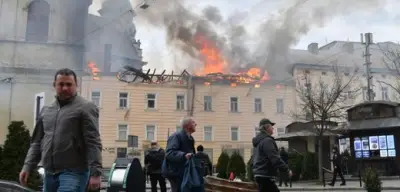 Russland attackiert Ukraine mit massivem Drohnenangriff bei Tag - Verletzte und Welterbe-Schäden in Lwiw