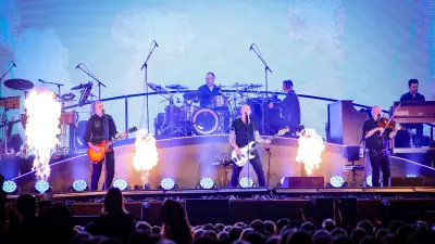 Santiano begeistern 4500 Fans in Schwerin mit Feuer, Musik und politischen Botschaften