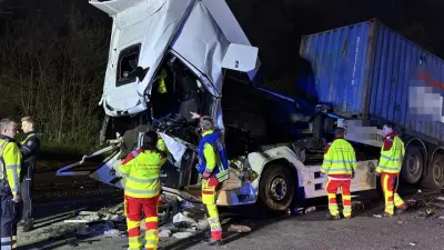 Schwerer Lkw-Unfall auf A2 bei Oberhausen: Feuerwehr befreit drei Eingeklemmte