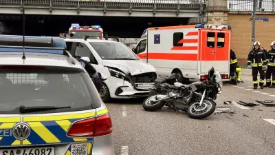 Schwerer Motorradunfall am Halleschen Hauptbahnhof: Delitzscher Straße gesperrt