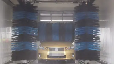 Schwerer Unfall in Waschanlage: Seniorin von eigenem Auto mitgeschleift