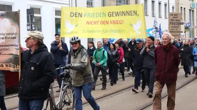 Schweriner Friedensbündnis demonstriert bei Ostermarsch gegen Krieg und Militarisierung