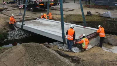 Schwerlastkran setzt 24-Tonnen-Brückenteil in Loitz ein - Zweifel an Flutfestigkeit beseitigt