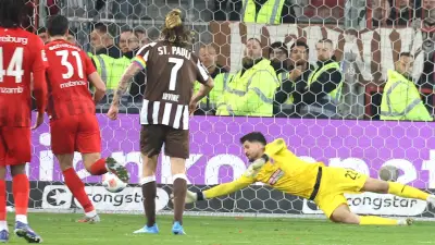 St. Pauli gegen Freiburg: Torschütze entschuldigt sich mit Geste bei Doppelpack