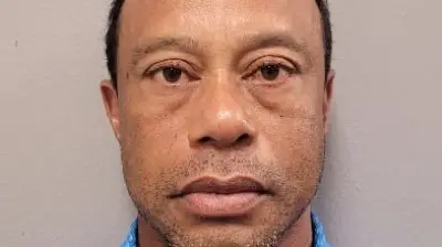 Tiger Woods nach Autounfall festgenommen: Verweigerung des Urintests und achtstündiger Gewahrsam
