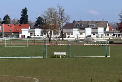 Tragödie auf Fußballplatz: Siebenjähriger stirbt nach Tor-Unfall in Erlangen