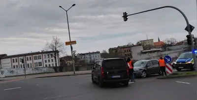 Unfall auf Dessauer Bahnhofsbrücke: Ampeln planmäßig abgeschaltet - 5.000 Euro Schaden