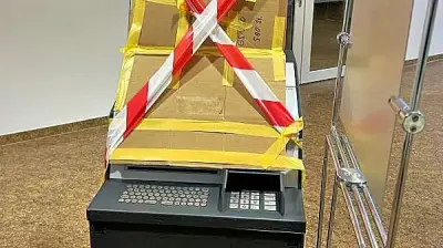 Vandalismus legt Sparkassen-Filiale in Wolfen lahm: SB-Terminals außer Betrieb