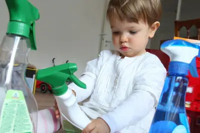 Vergiftungen bei Kindern: Warum ein Butterbrot oft besser hilft als Panik