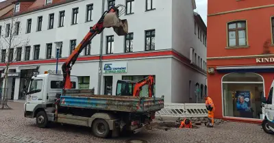 Wasserrohrbruch auf Bitterfelder Marktplatz: Midewa mit schwerem Gerät im Einsatz