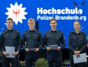 102 neue Polizisten für Brandenburg: Absolventen der Polizeihochschule Oranienburg treten Dienst an