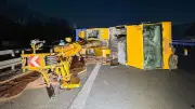 A42 stundenlang gesperrt: Betrunkener Lkw-Fahrer verursacht Kran-Unglück