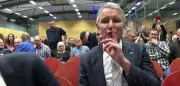 AfD-Wahlkampf in Reutlingen: Strickpüppchen für Björn Höcke und laute Proteste