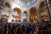 Über 12.000 Besucher strömen zur Wiedereröffnung der sanierten Hohenzollerngruft im Berliner Dom