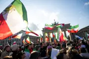 Berlin: Ausgelassene Stimmung bei Iran-Demo am Brandenburger Tor mit 1.000 Teilnehmern
