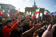 Berlin: Ausgelassene Stimmung bei Iran-Demo trotz angespannter Sicherheitslage