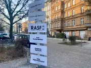 Berliner Aktivist klebt Tausende Anti-Smartphone-Flyer: „Lieben statt Liken“ als Protest