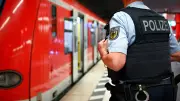 Betrunkener Fahrgast zeigt Hitlergruß und attackiert Reisende in Regionalbahn bei Halle