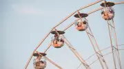 Bienenattacke auf Jahrmarkt: Panik am Riesenrad in Indien - Fahrgäste flüchten aus Gondeln