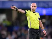 Bizarre Schiri-Szene bei Chelsea-Niederlage: Referee Tierney im Spielerkreis