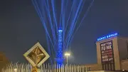 Blaue Lichtkegel über Berlin: Funkturm leuchtet zum 100. Jubiläumsjahr