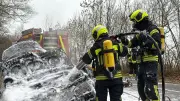 Blitzschnelle Reaktion verhindert Schlimmeres: Autobrand auf L331 bei Burg Stargard