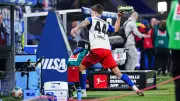 Blut, Pfosten-Tritte, Schuh-Wurf: HSV-Star Vuskovic rastet nach verpasstem Ausgleich aus