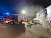 Brand bei Mülltransport: Fahrer verhindert Großbrand durch mutiges Eingreifen