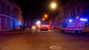 Brand in Bitterfeld: Drei Verletzte bei Feuer in Mehrfamilienhaus - Feuerwehr rettet Familie