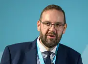 Brandenburgs Bildungsminister tanzt mit Schülern und verspricht mehr Lehrerstellen