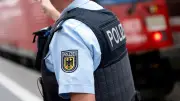 Bundespolizei fahndet nach Dosenwerfer: Fußballfan attackiert Beamte in Halle