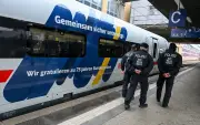 Bundespolizei feiert 75. Geburtstag mit speziell gestalteten ICE und Straßenbahn in Potsdam