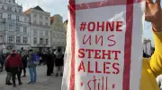 Bundesweiter Frauenstreik: „Ohne uns steht alles still“ - Rostocker Demo gegen strukturelle Ungleichheit
