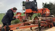 Chris Köppen (21) baut sich mit mobilem Sägewerk in Teschendorf seine Selbstständigkeit auf