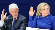 Clintons sagen unter Eid zu Epstein aus: Videos zeigen Befragung im Missbrauchsskandal