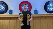 Darts statt Fußball: Traktor Sarow krönt ersten Vereinsmeister im Pfeilewerfen