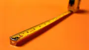 Das kleine Loch im Maßband: Warum es ein genialer Helfer beim Heimwerken ist